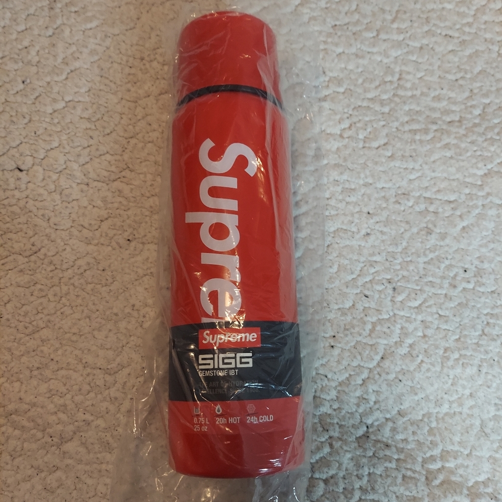 NWT Supreme X Sigg Vaccum Insulated 0.75L Bottle